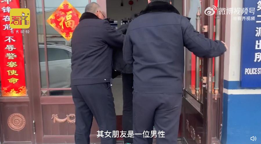 相恋4年的“女友”竟是男子！6旬老汉打零工给女方7万，她买内衣*袜丝**扮美少妇，约会专挑夜晚视线不好的地方