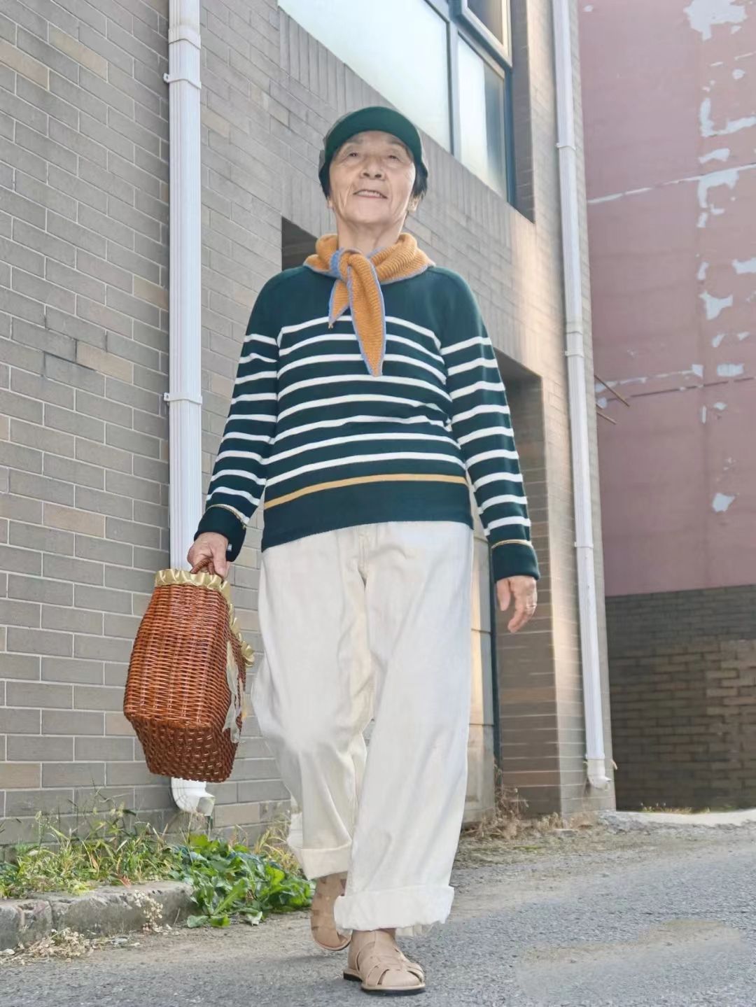 毛衣开衫里面怎么搭配不老气,秋冬季节几种简单实用的毛衣搭配