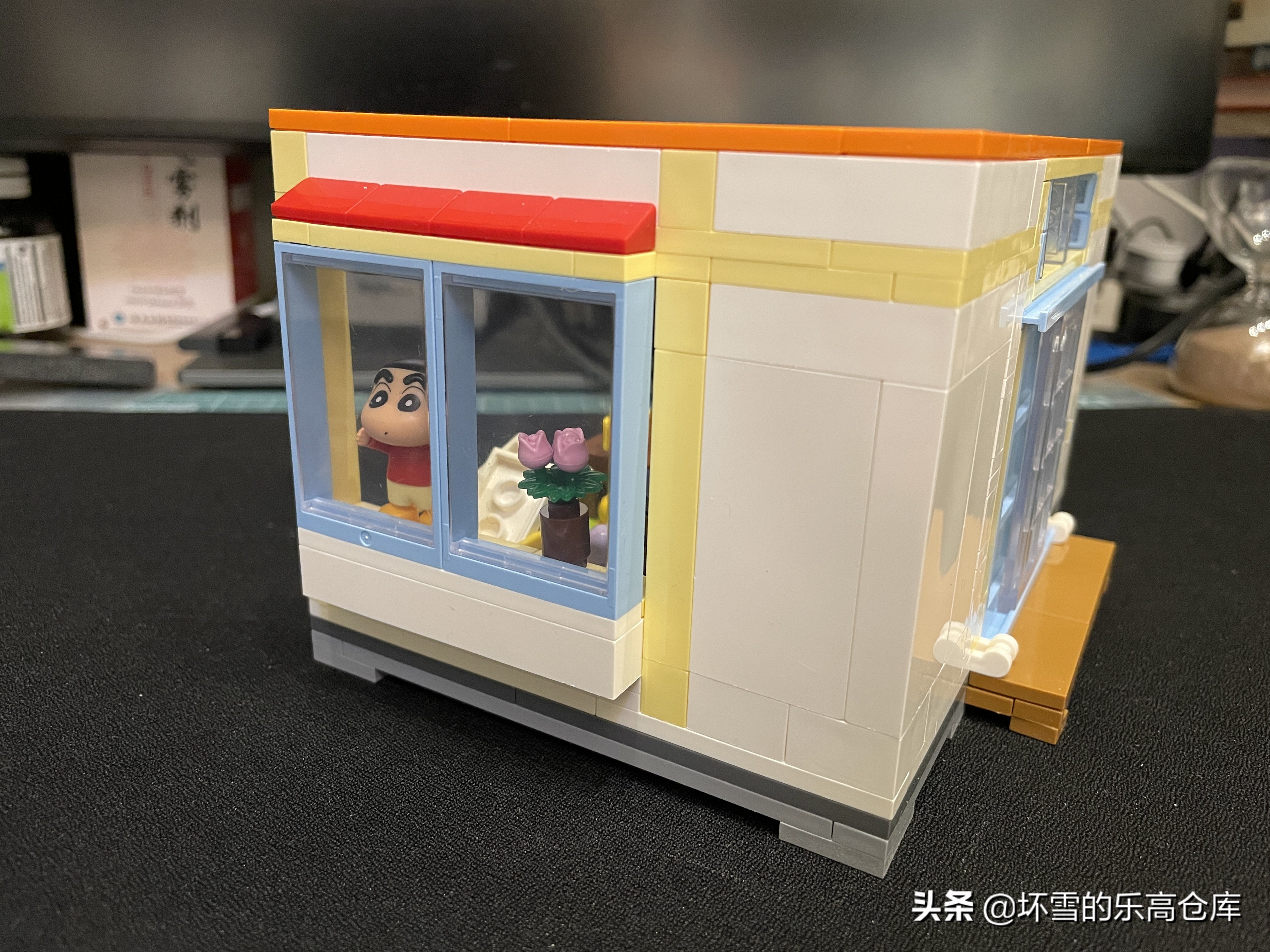 小新来妮妮家看动感超人,小新玩动感超人游戏