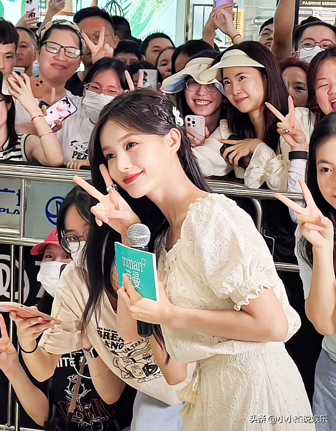 李一桐走秀微博之夜照片,李一桐出席活动照片