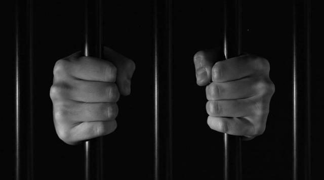 恶心！济南一男子在公厕强奸8岁女孩，并谎称患有精神病