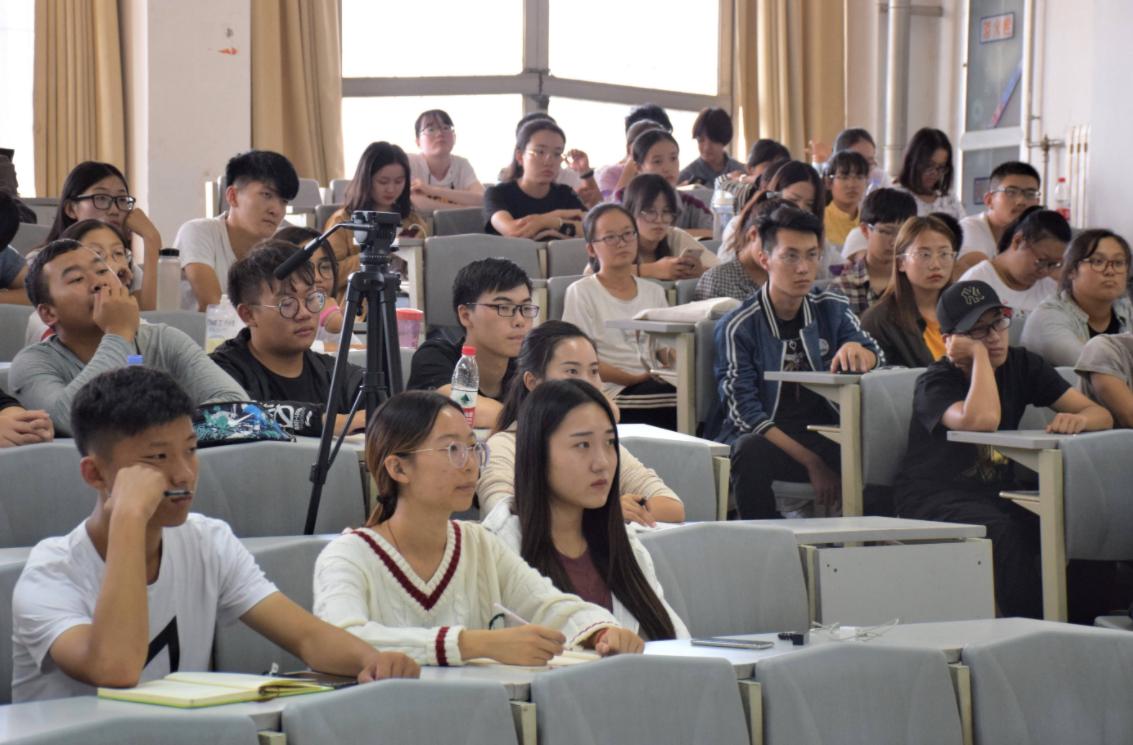 两姐妹卖烤肠月入12万,下班摆摊卖烤肠日入800多