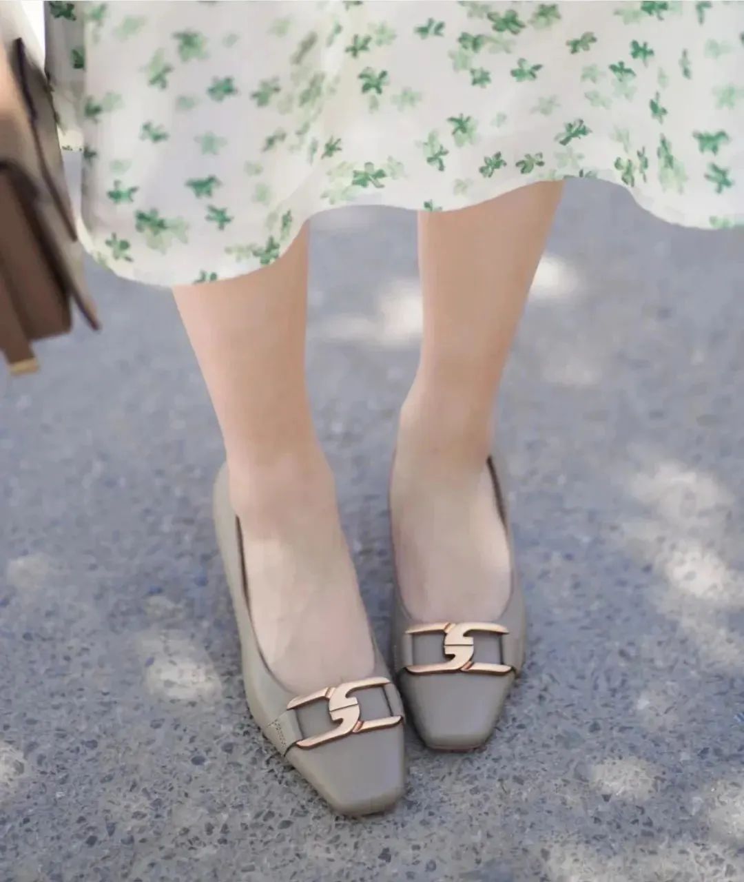 夏天穿裙子还是少穿运动鞋，今年流行这几双鞋子，舒适显气质