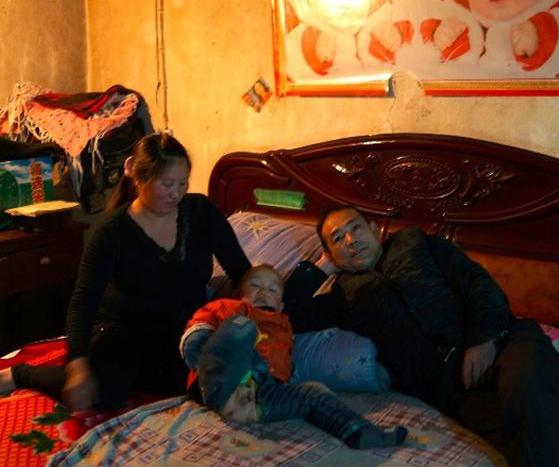 2013年,河北4岁男婴遭石头雨攻击,右手截肢奶奶怒骂:都是你害的