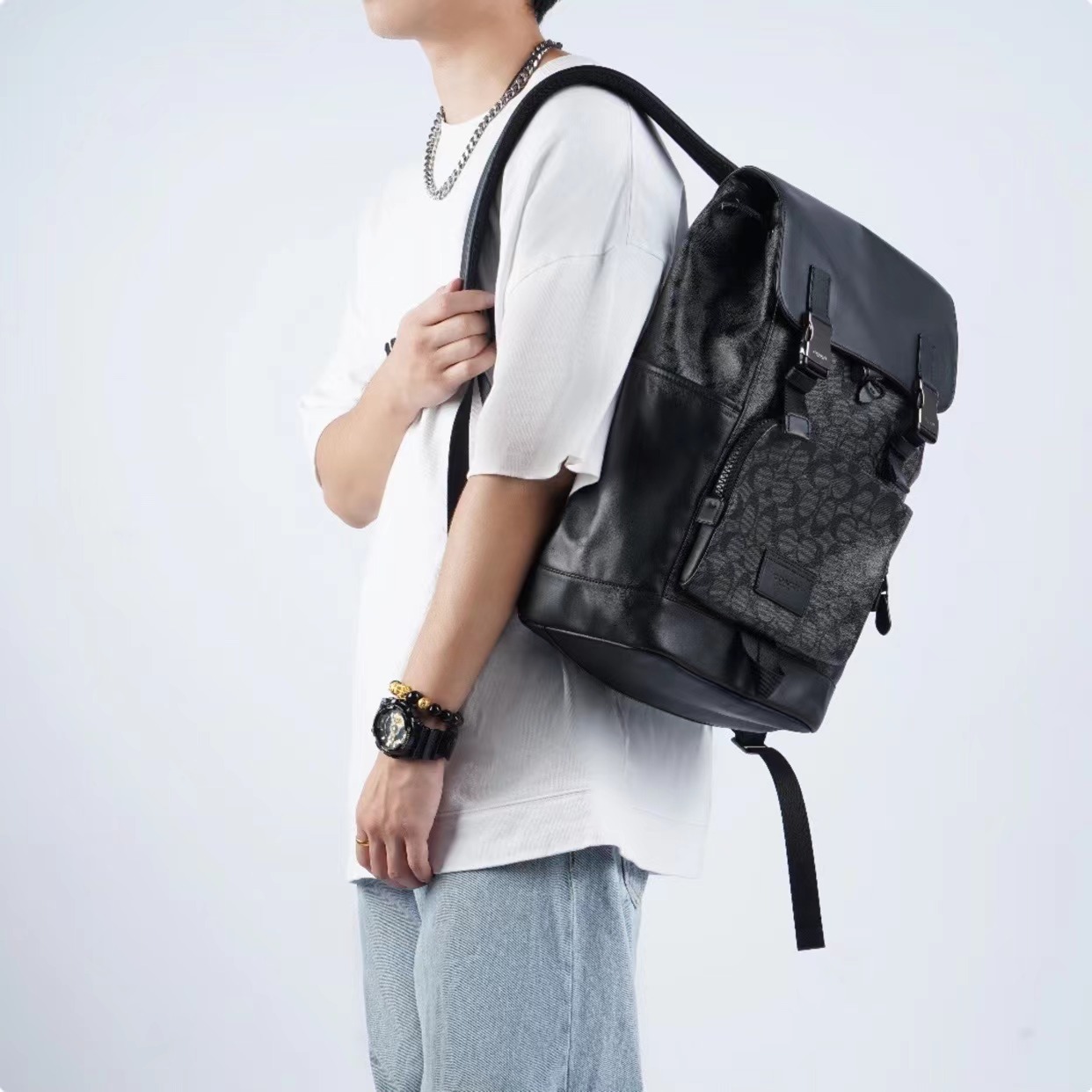 轻奢双肩包女款名牌清仓,适合男士背的轻奢双肩包