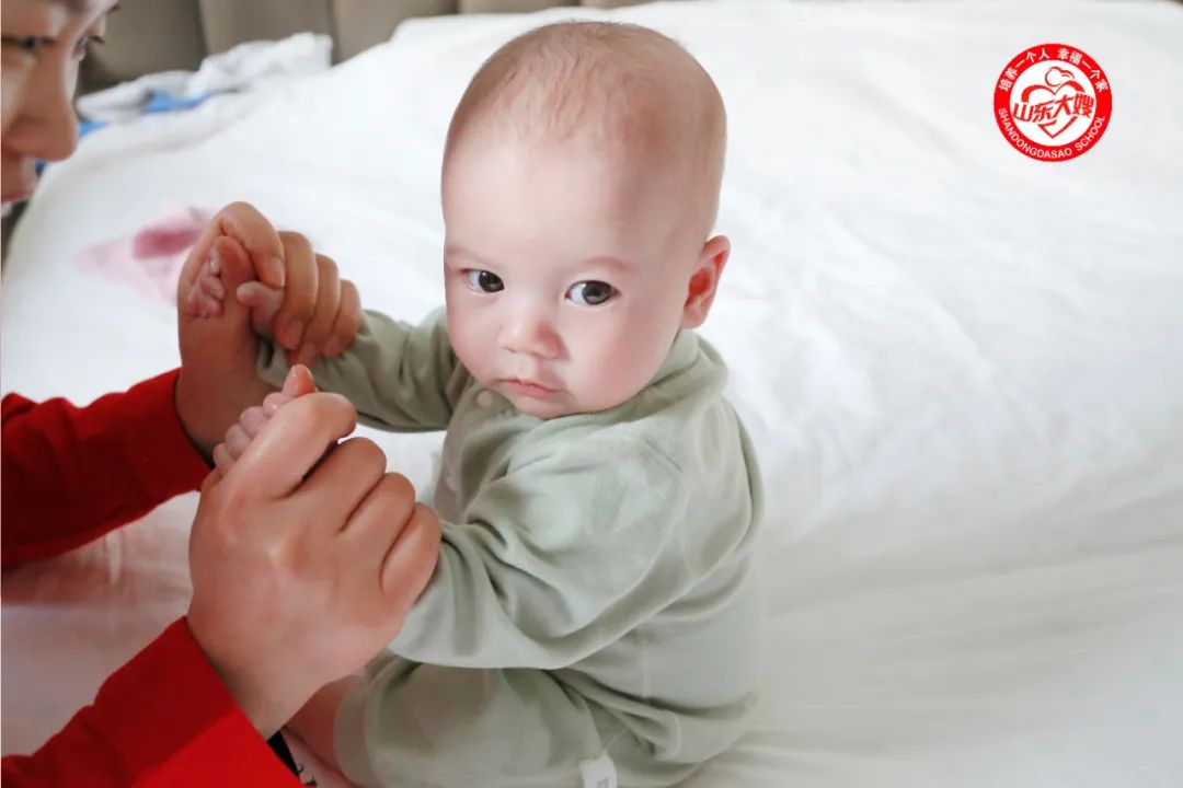 雇育儿嫂一般一个月多少钱合适,工资上万辞工照顾孩子