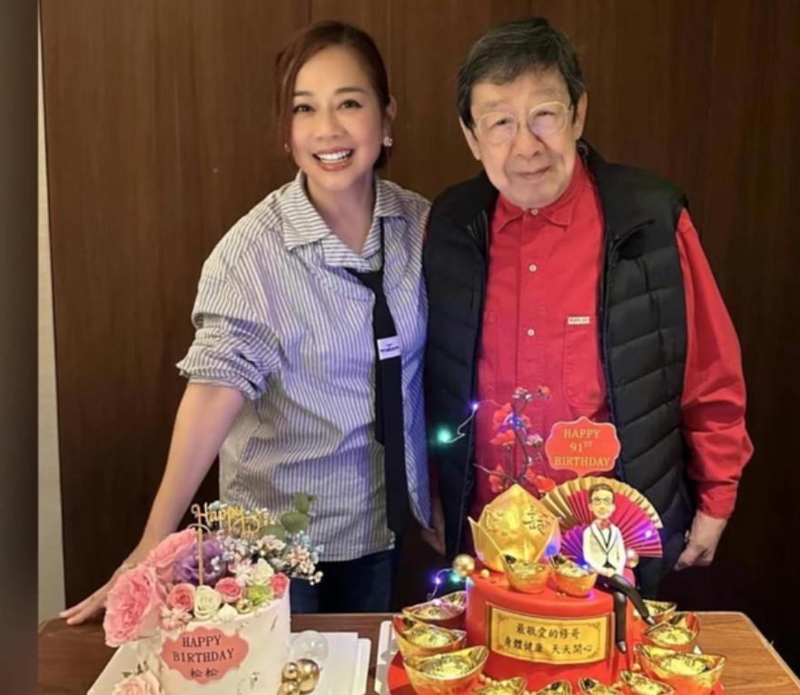 陈松伶回香港男友陪伴,50岁陈松伶全家照