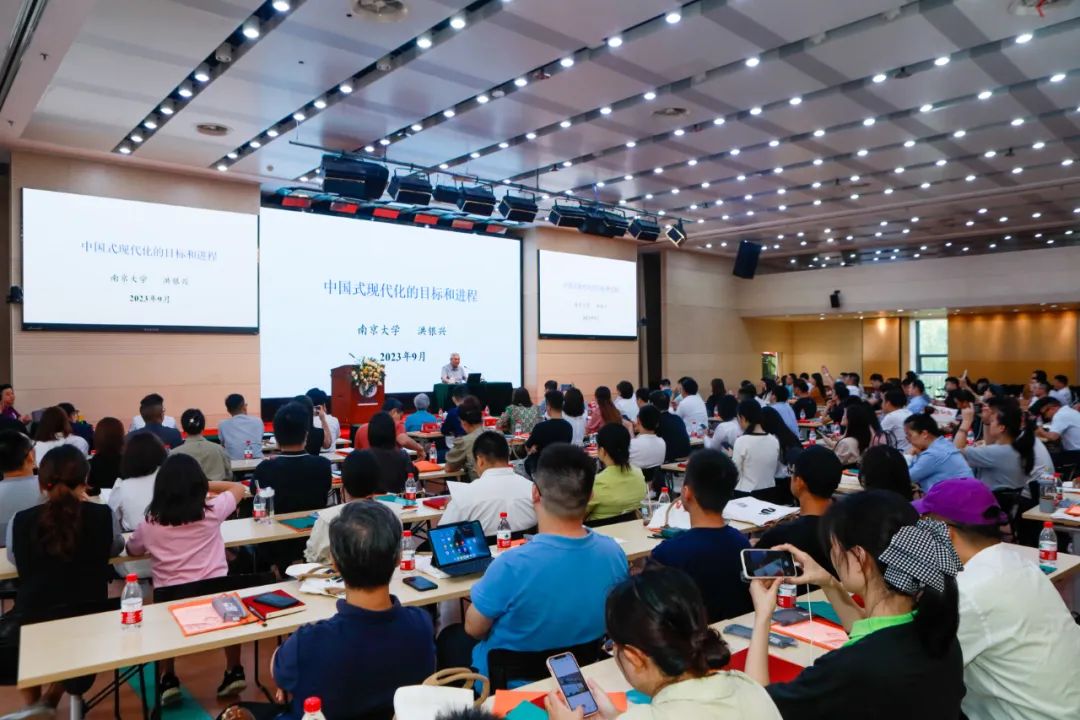 2023年“暾耀金陵”经管论坛暨*京大南**学商学院2024MBA隆重举行