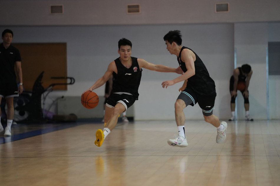 北京首钢男篮公开训练录像,北京男篮主教练莱登赛后采访