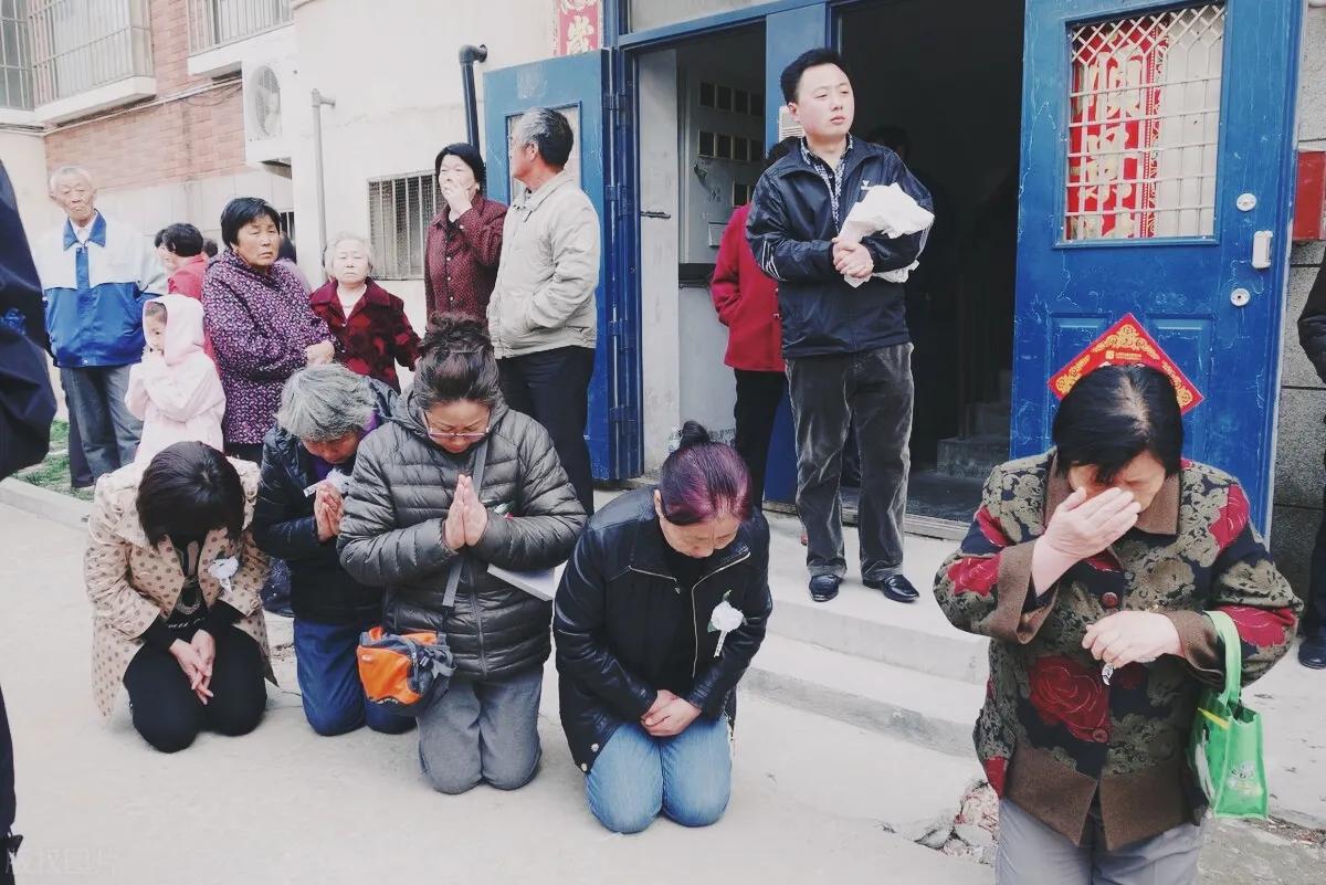 总是以泪水为伴的葬礼，可为什么就是哭不出来？