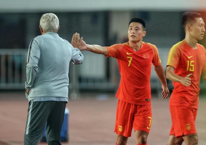 媒体：因对手太弱，国足将全力进攻，艾克森武磊有望搭档锋线！