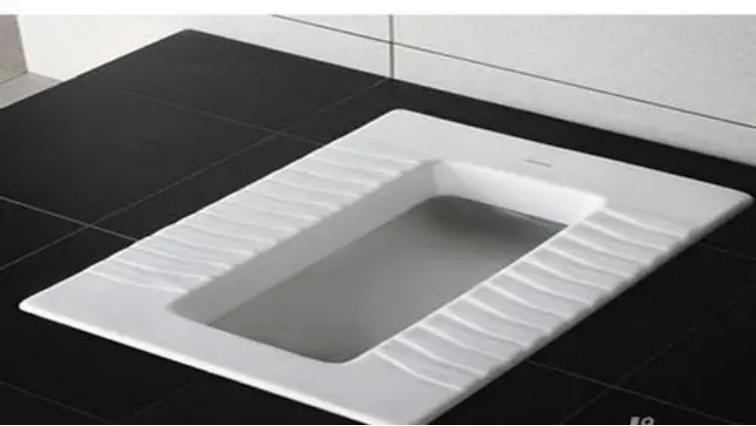 男性大量阴虱和虫卵,男子腹部痒