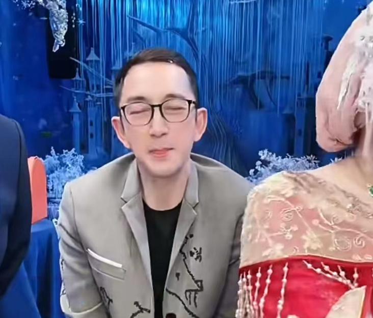 知名港星现身网红直播间！美颜过度脸忽大忽小，全程话少像背景板