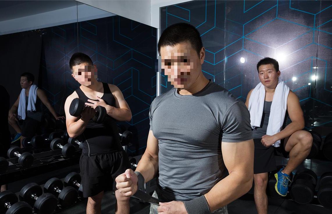 51岁大妈找24岁健身陪练引发命案,46岁大妈陪两个健身教练死亡通报