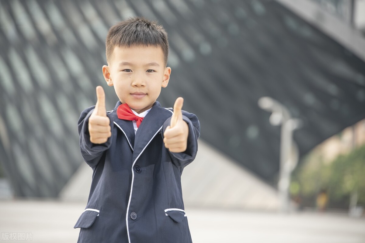 自卑男孩爱上活泼女孩,男学生对女老师有好感怎么教育