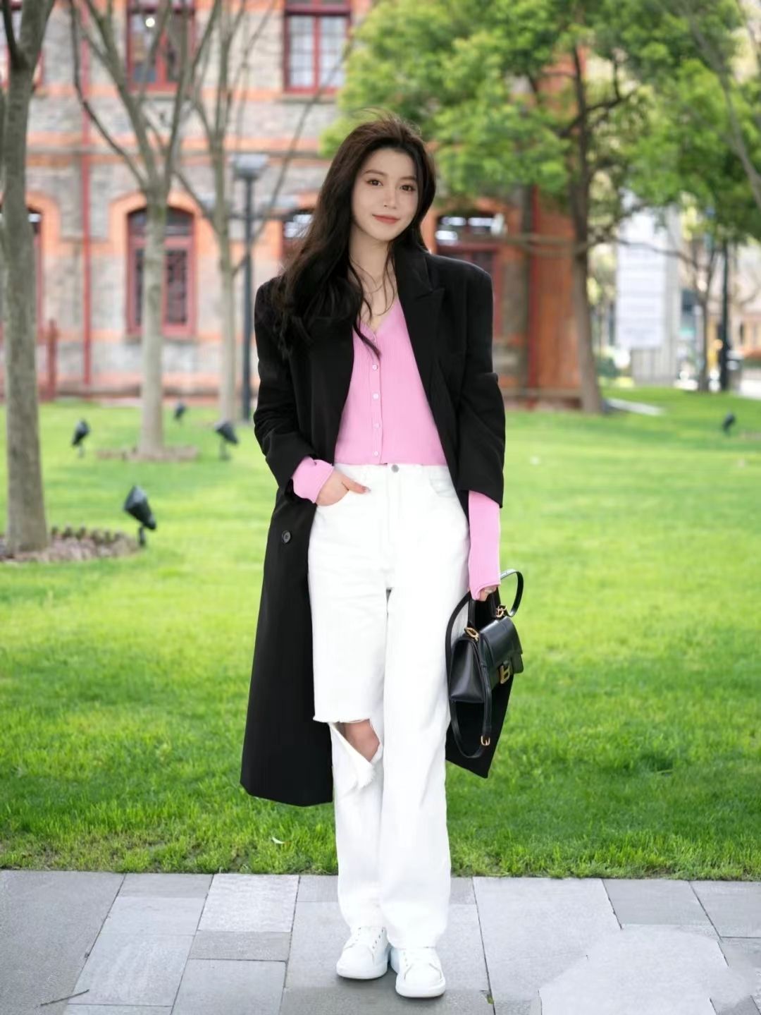 流行的运动鞋怎么搭配衣服,运动鞋秋季版怎么搭配衣服