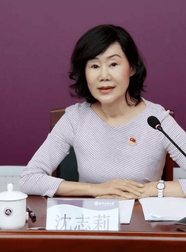 女副校长沉迷美容被开除,女校长拿公款整容