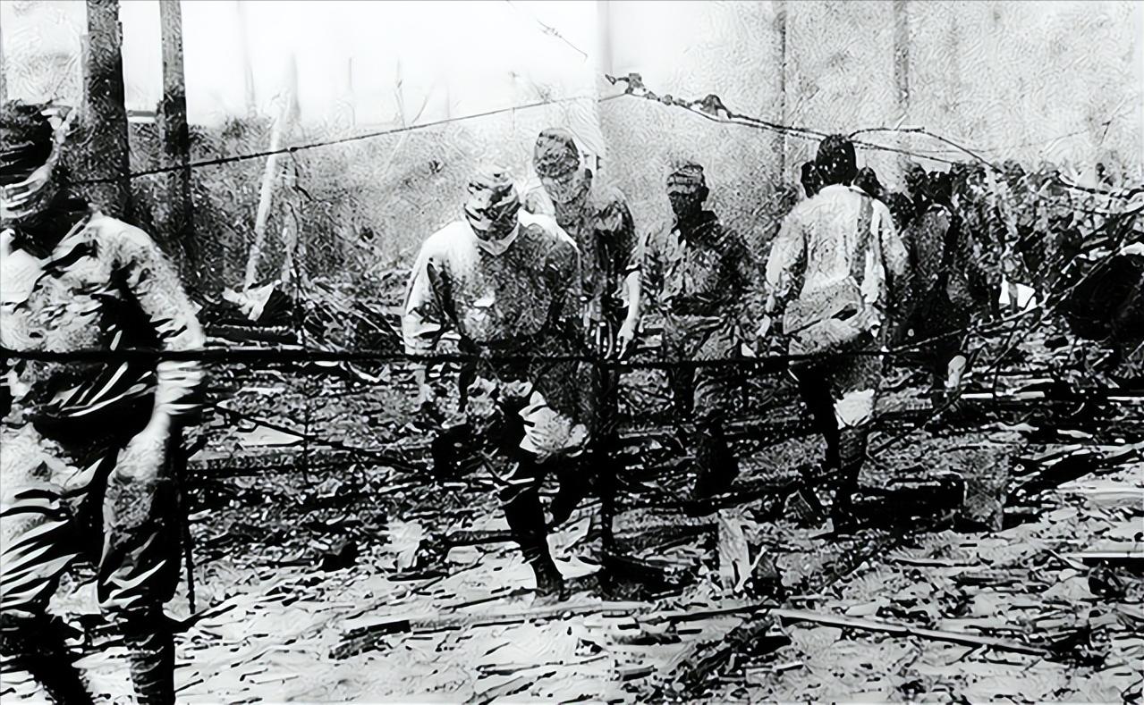 刚满月的婴儿，被日*用军***刀刺**挑起，然后狂笑着扔进了燃烧的屋内