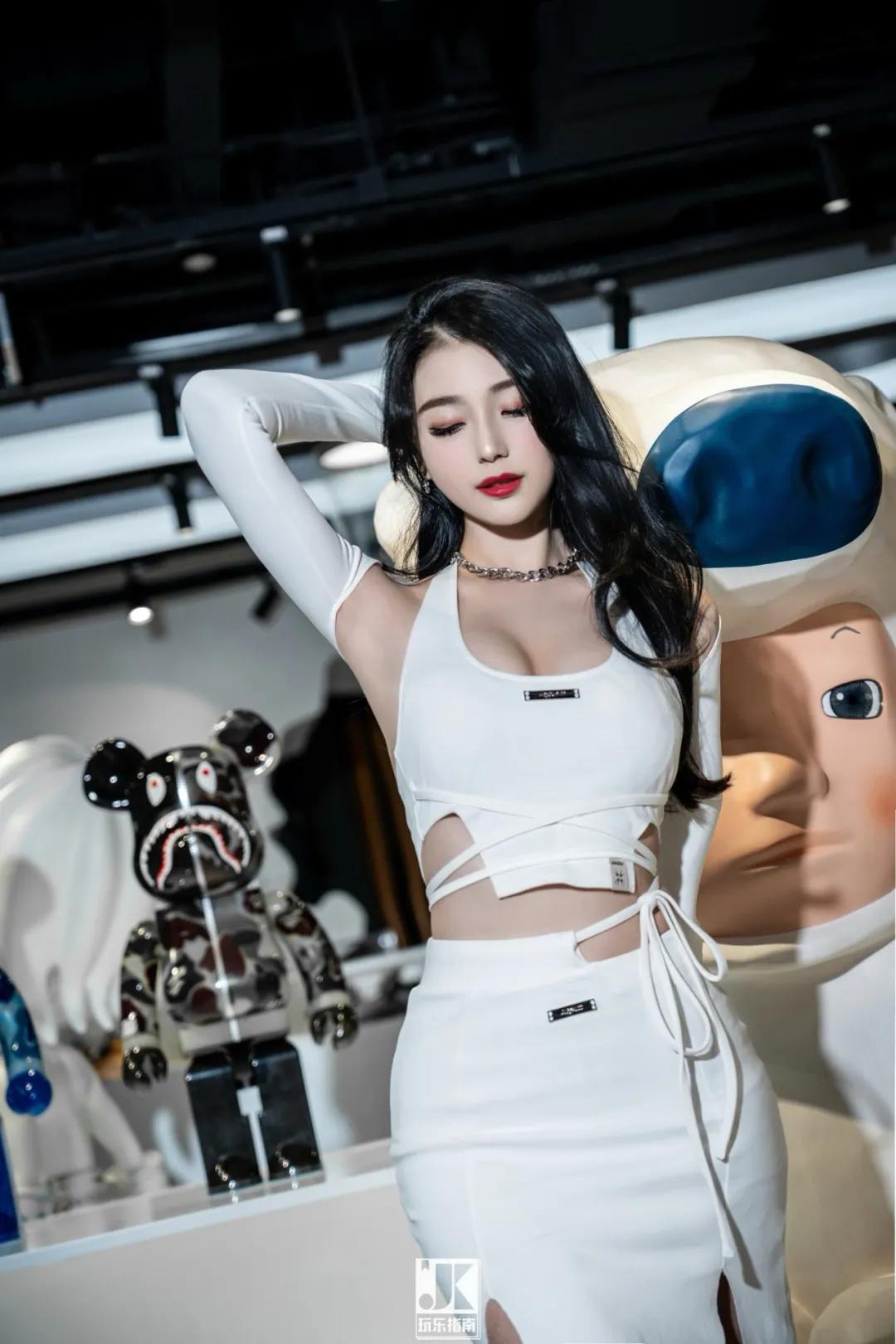 六位数玩偶、30万的AJ，免费送MOLLY，这家潮流店“很来事”