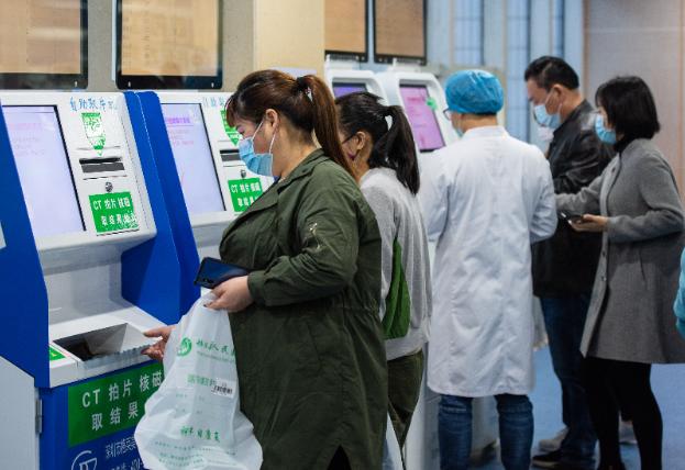 女人无子宫无卵巢,51岁女子试管生下4胞胎