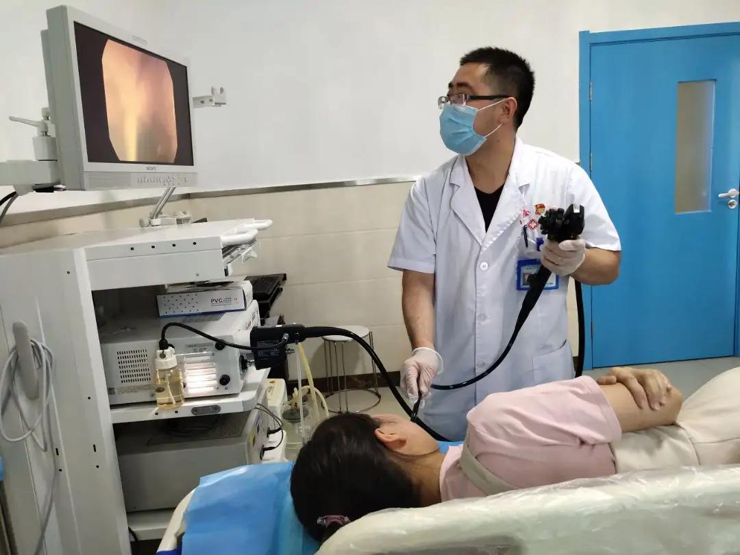 22岁少女体内有寄生虫,20岁女孩腹部有寄生虫