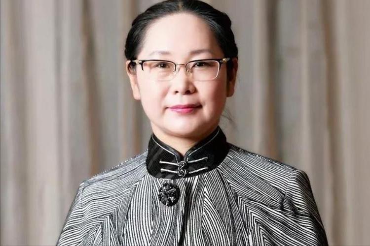 女富豪张荣华,天津首富女强人张荣华照片