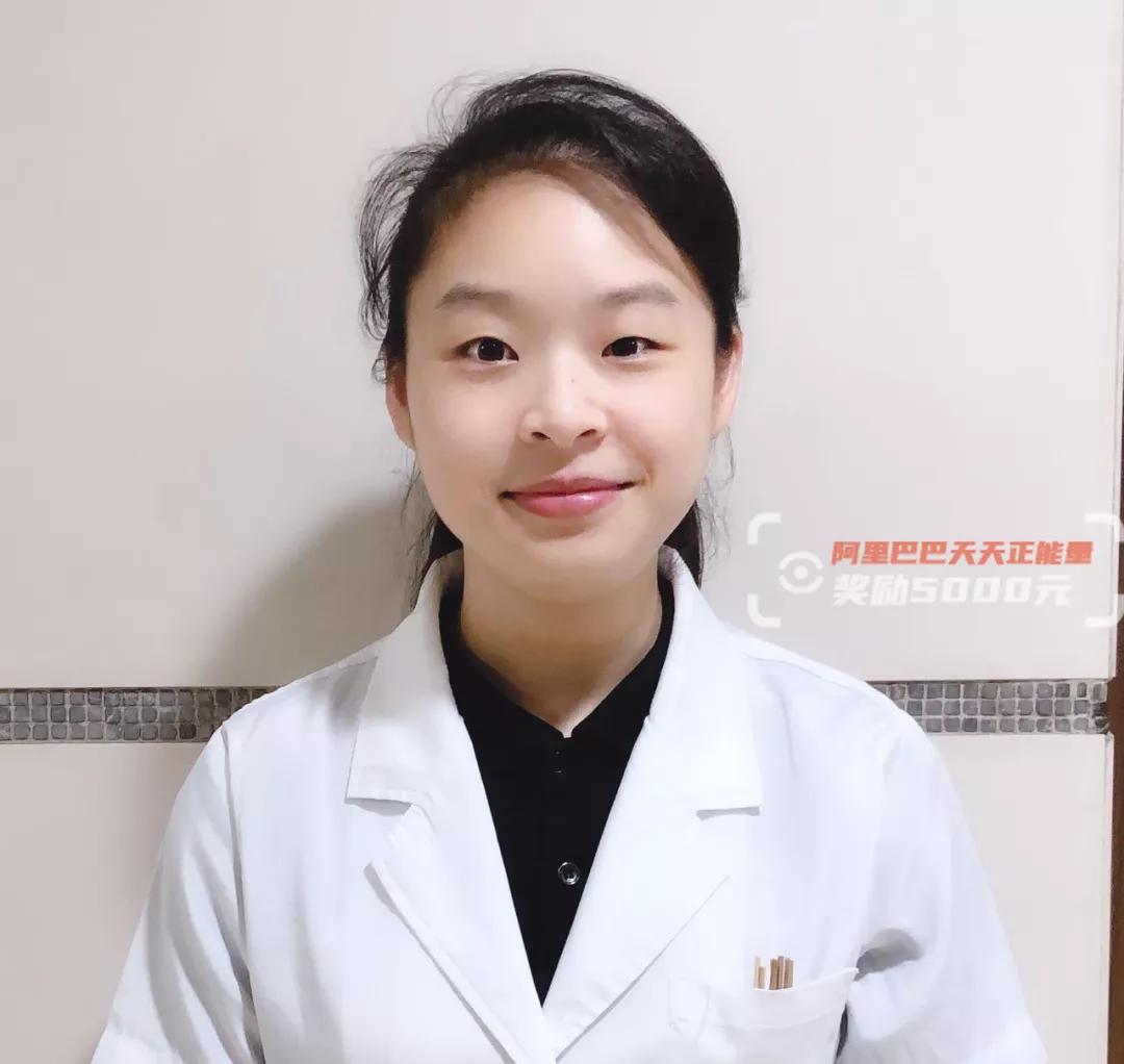 火车上乘客突发疾病医生伸出援手,火车上女孩生病遇到外国医生