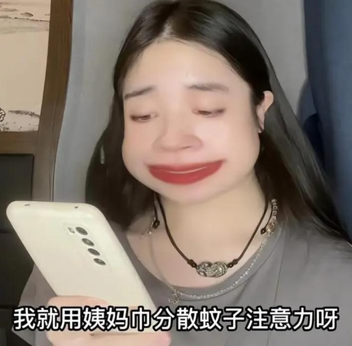 大学女生将用过的卫生巾贴满床，气味很“上头”，室友却忍气吞声