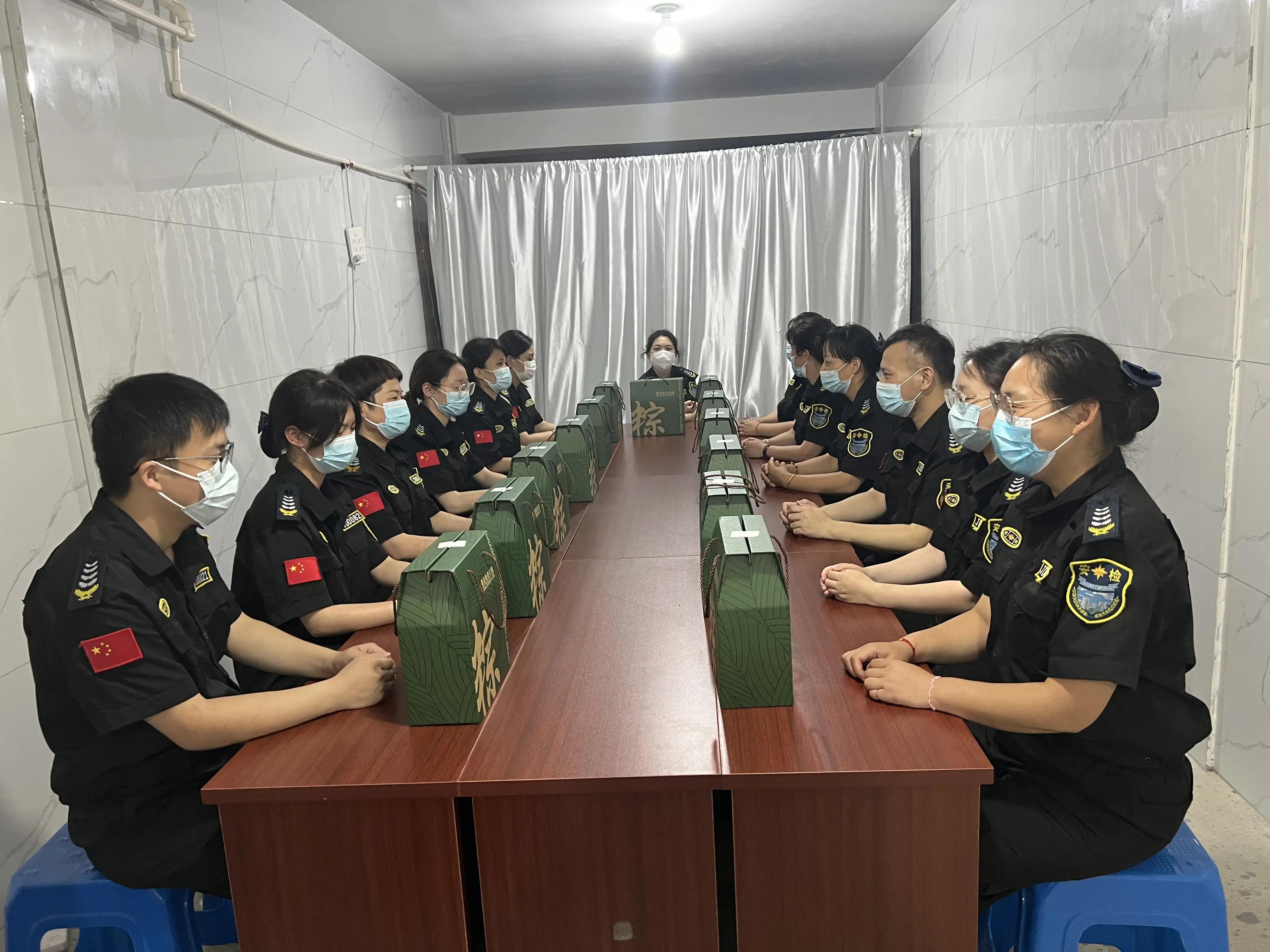 一盒粽子一片情点滴关怀暖人心捷达保安公司向员工发端午粽子礼品