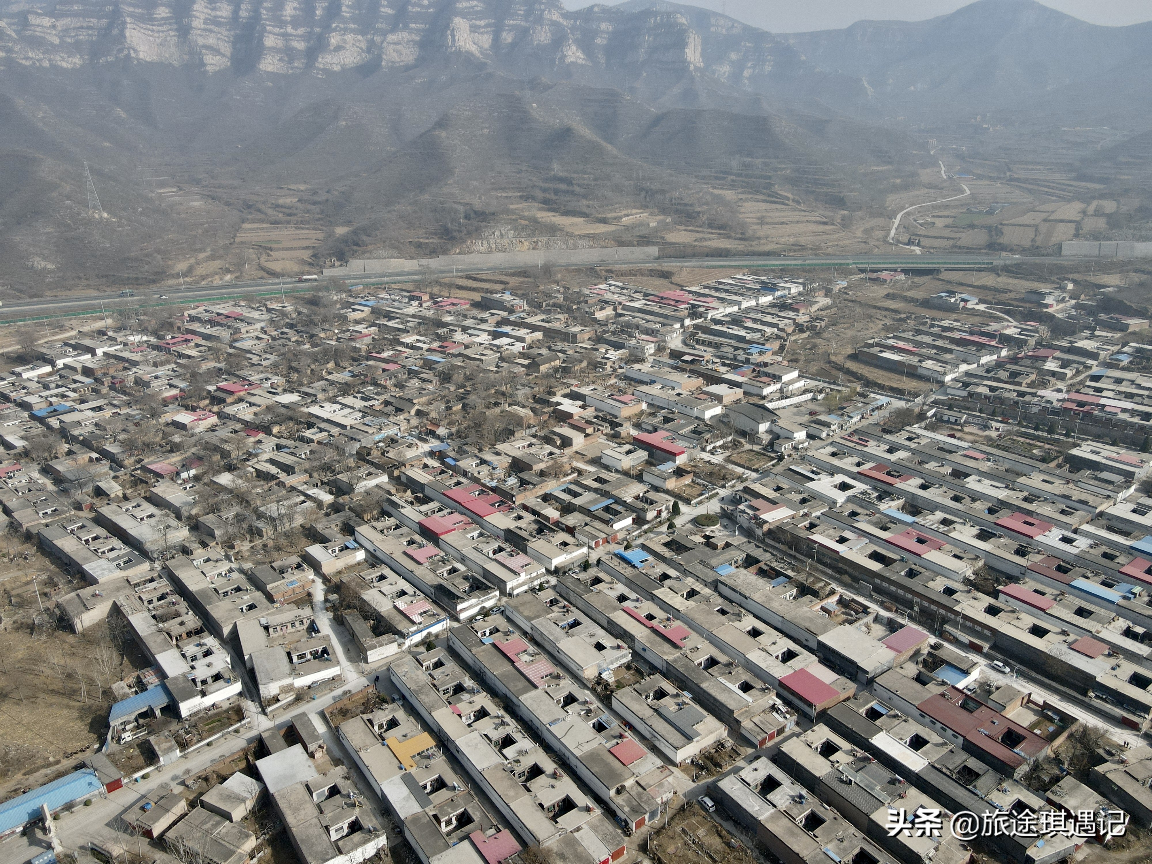 村子用窟窿命名，74年前传出震惊世界的消息，三家三线厂紧密相连