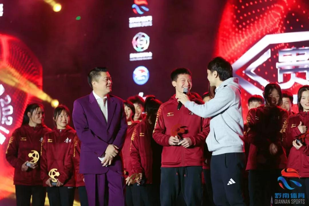 贵州黔南足球之夜,星辰大海元旦汇演比赛视频