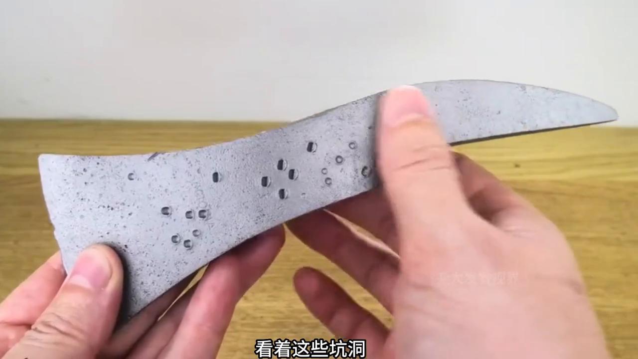 小哥发现一把古老手枪,小哥在野外发现重武器