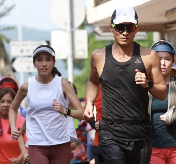 男子跑步被阿姨搭讪,小鲜肉夜跑被搭讪