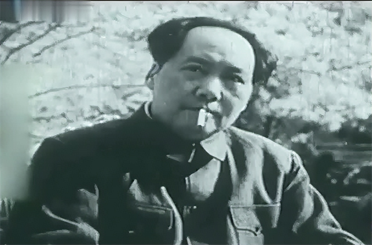 1936年，邓华缴获五箱白金龙烟，只给主席一支，毛主席：财不外露