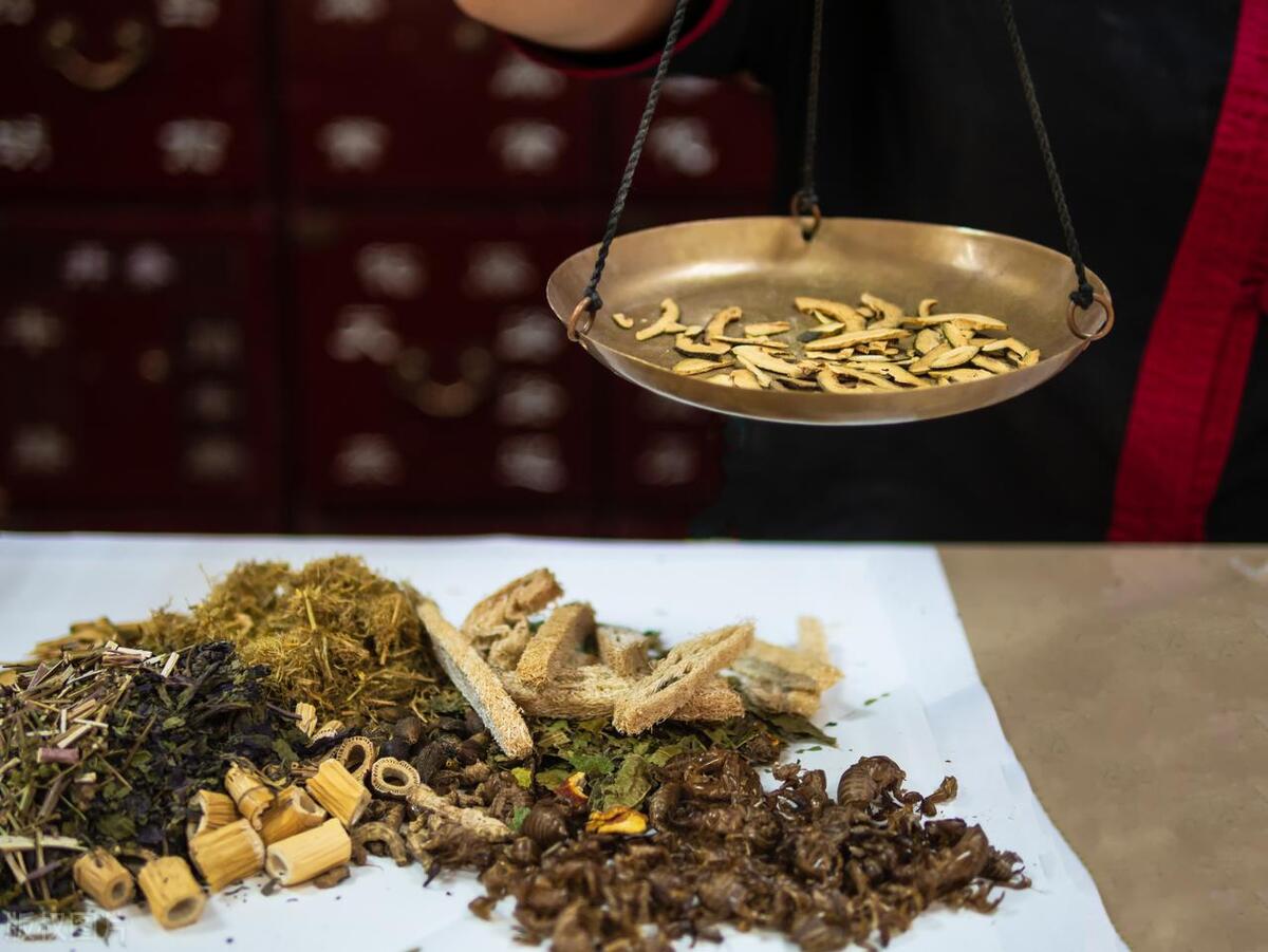 吃中药腹泻呕吐还要不要继续服用,服用中药牛膝后为什么腹泻