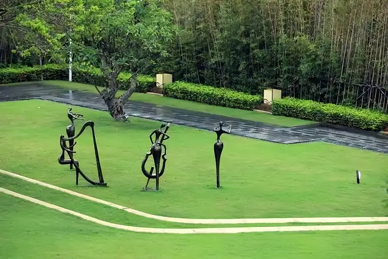 考你个问题，草坪可以踩吗？