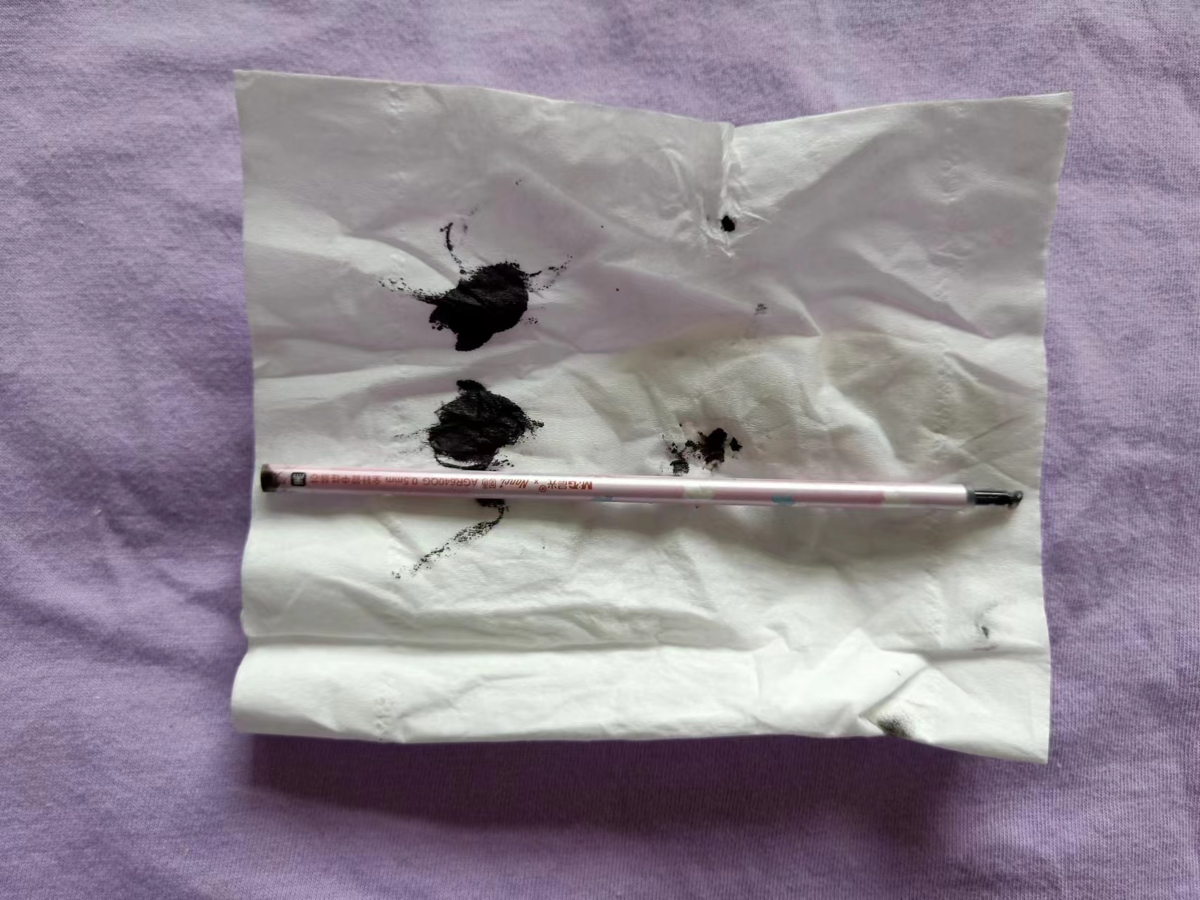 小孩子衣服上的水果渍油渍怎么洗,孩子衣服上的果汁污渍怎么去除