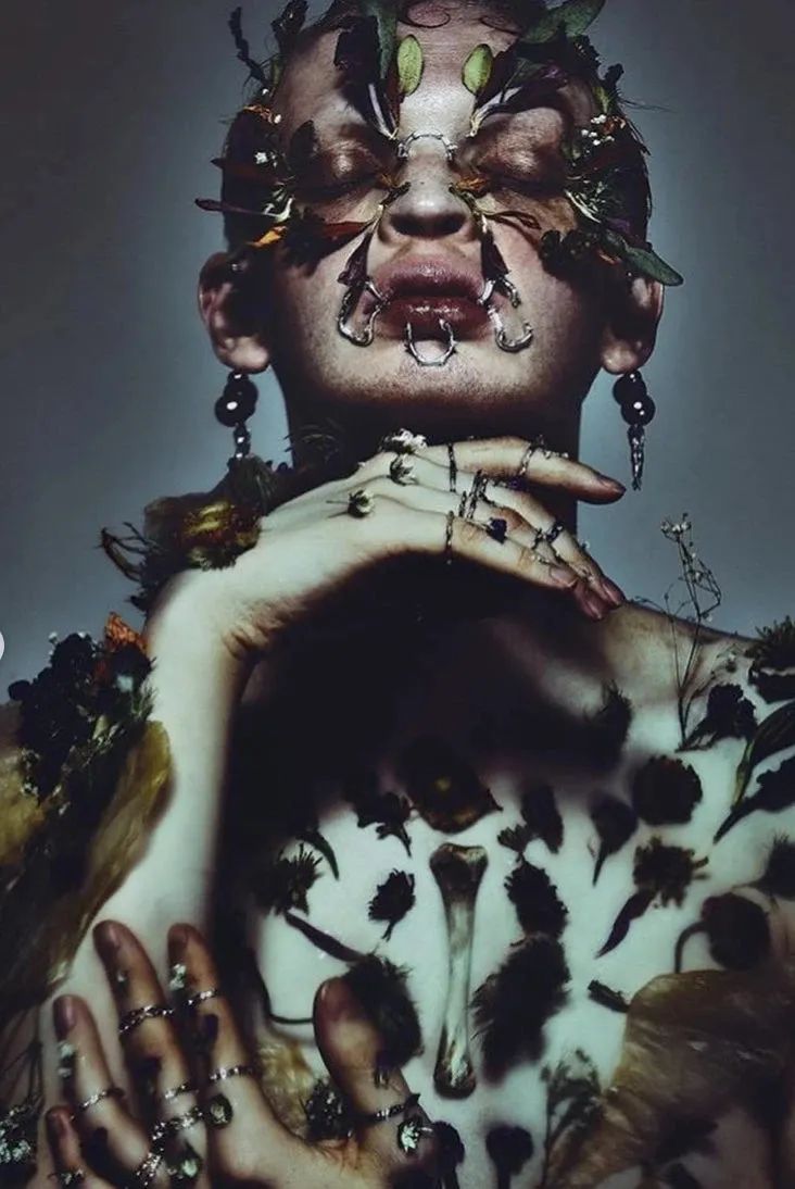 将鲜花封存,变成华服,玩转自然材料的日本设计师