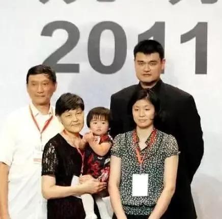 男篮三大中锋的爱情：姚明娶初恋，王治郅二婚，巴特尔娶二婚妻子