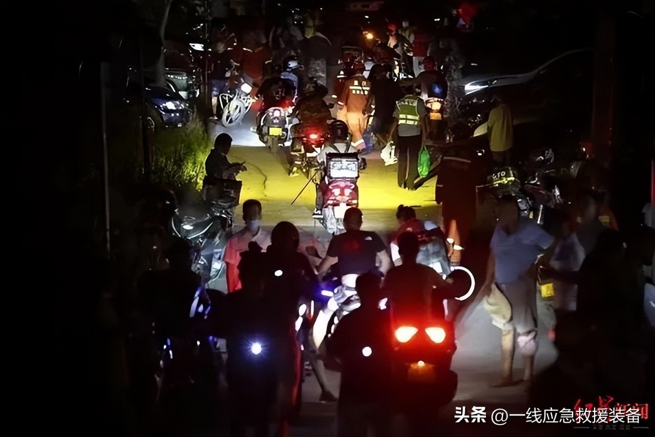 重庆森林火灾摩托大军,重庆森林大火救火方式