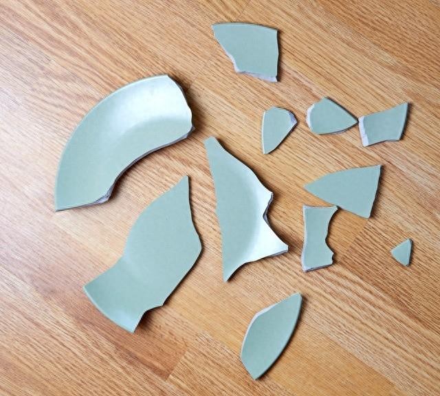 我和朋友吃饭,女服务员打翻一盆菜,我发现,女服务员状态不对