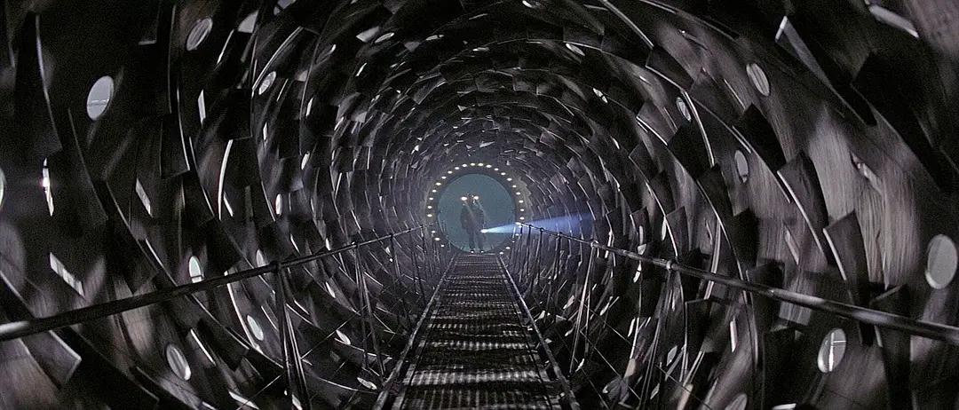 人类不该好奇黑洞里有什么！邪典电影《黑洞表面》告诉你代价惨痛