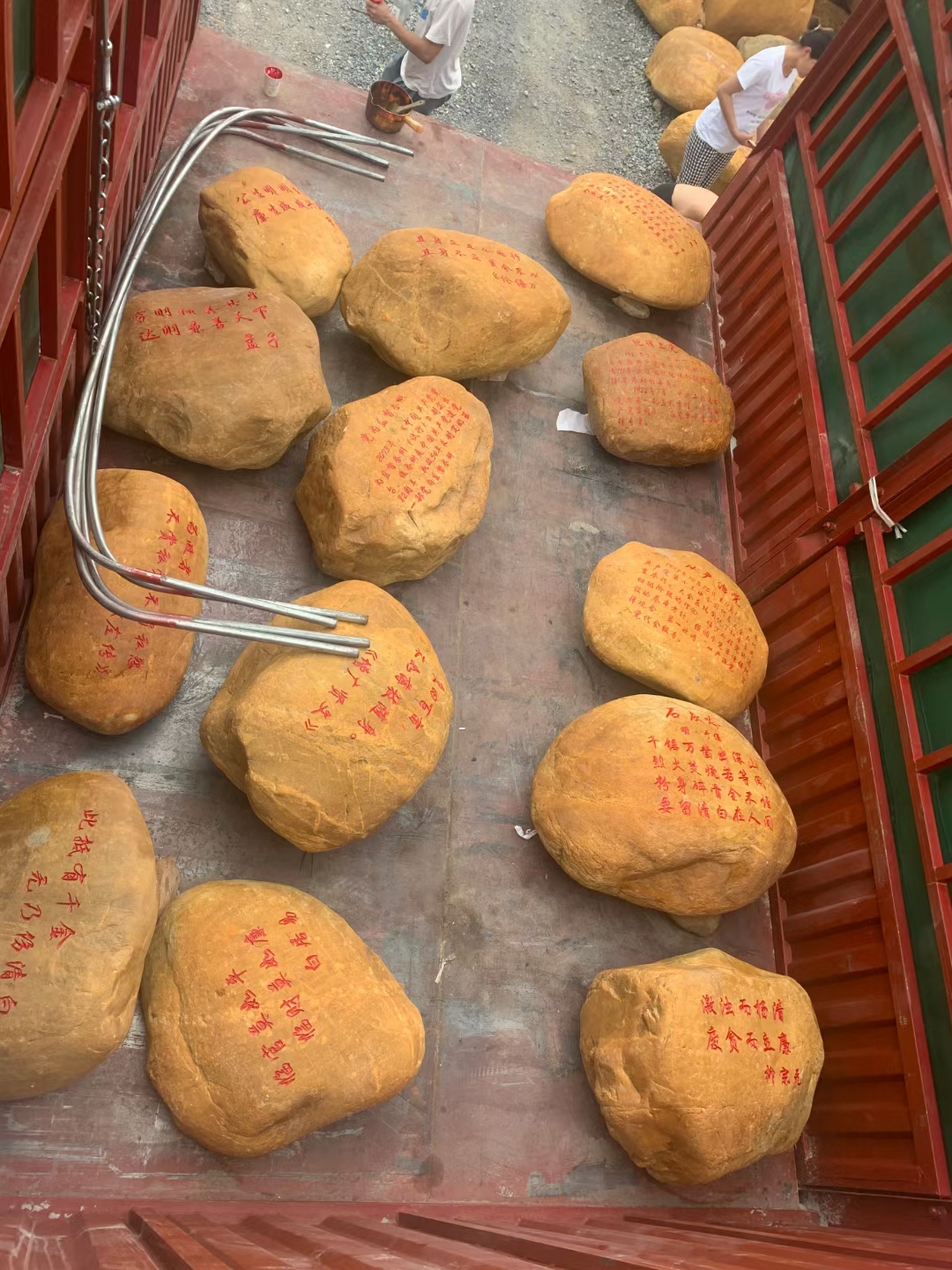 透明的黄蜡石价值多少钱一克,黄蜡石的价值分地区吗