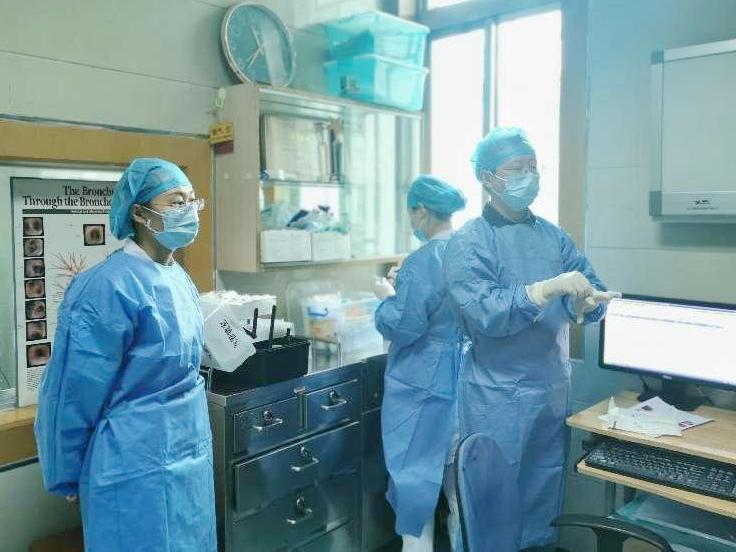 小孩咳嗽发烧前面高热后面低热,孩子反复高热咳嗽是什么原因