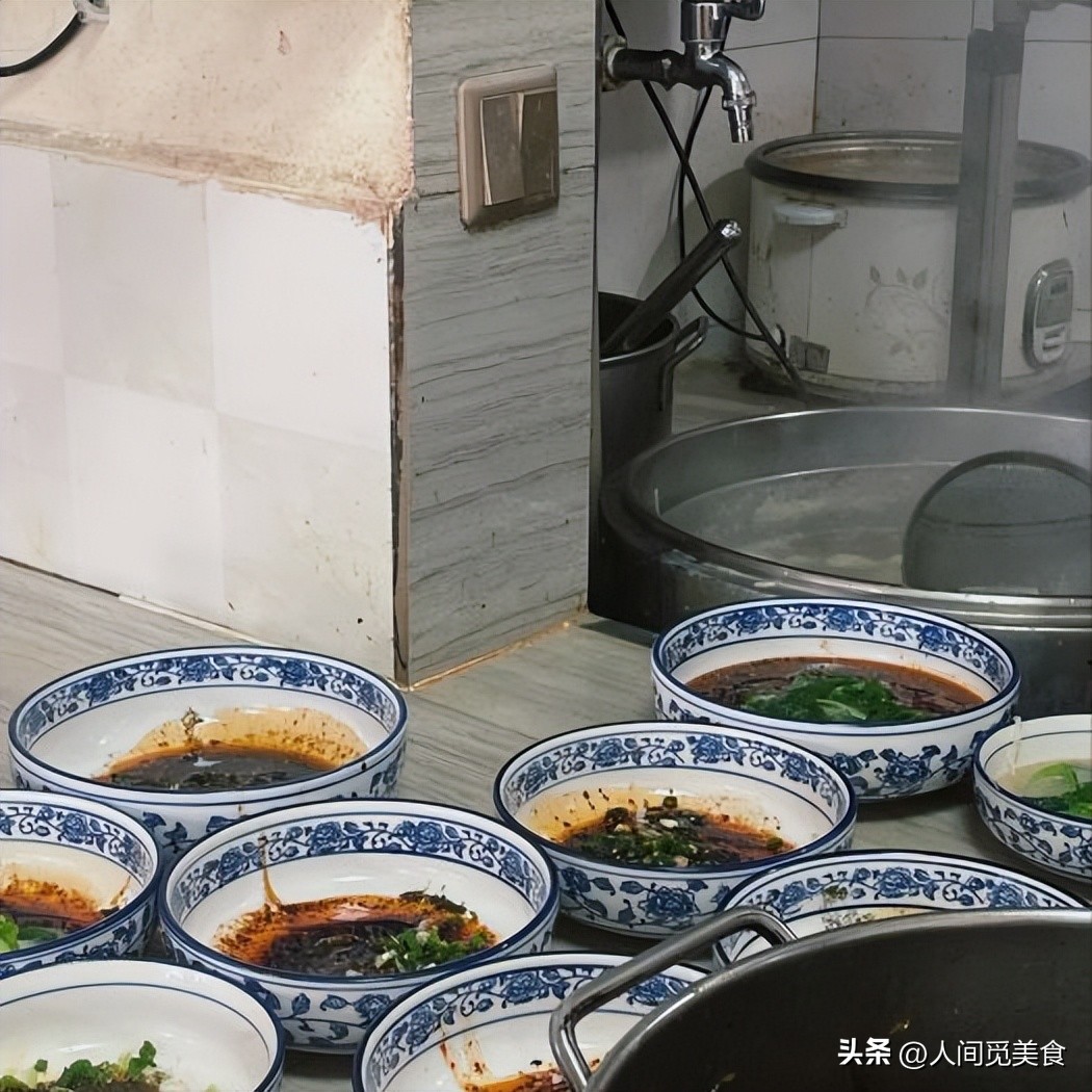 重庆小伙一碗面吃三个小时,重庆小伙一碗面吃了三个多小时