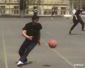 “帮表弟理发，不小心碗歪了，这下可咋办？”哈哈哈