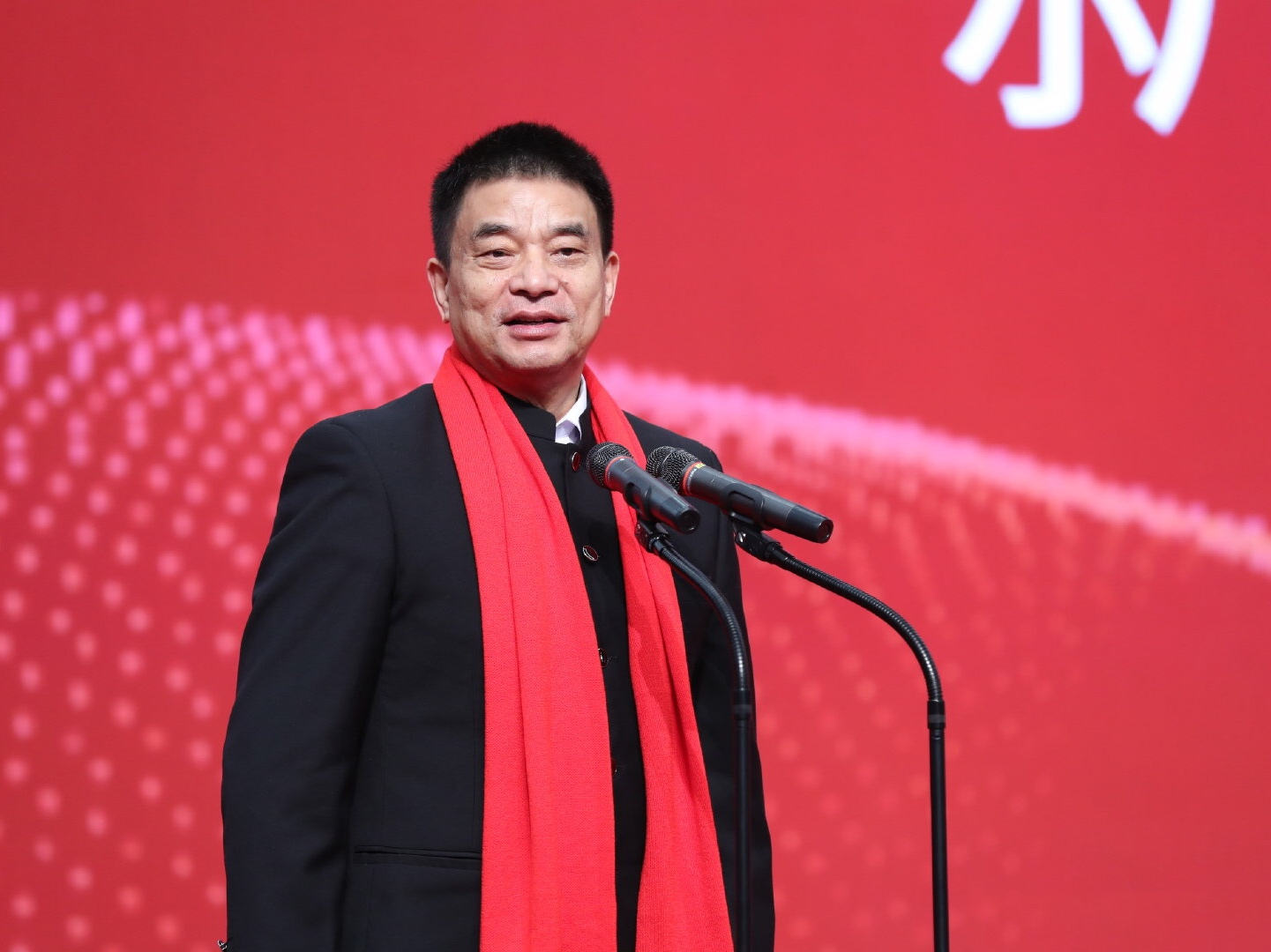 贫困夫妻养出四个亿万富翁，四兄弟共造商业帝国，却历经两次分家