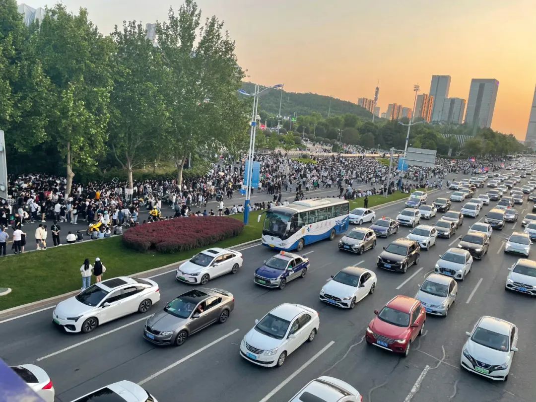 今晚的济南，太燃了！网友：场内6万人场外10万人