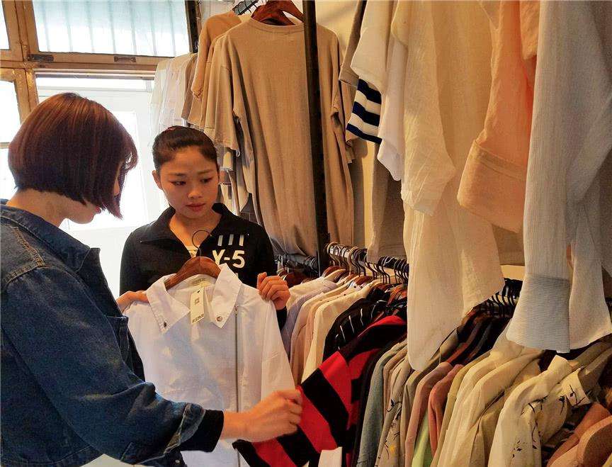 网上300的衣服实体店卖600,实体店卖300官网卖500怎么回事