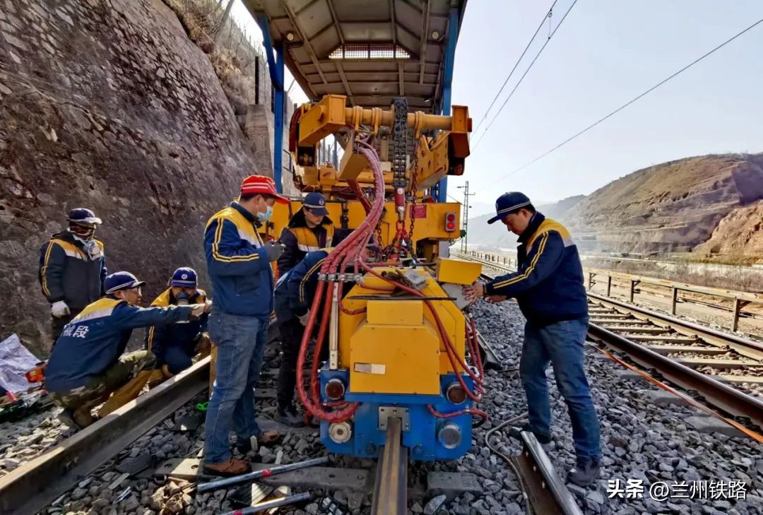 火车车轨怎么焊接,机械焊接铁轨